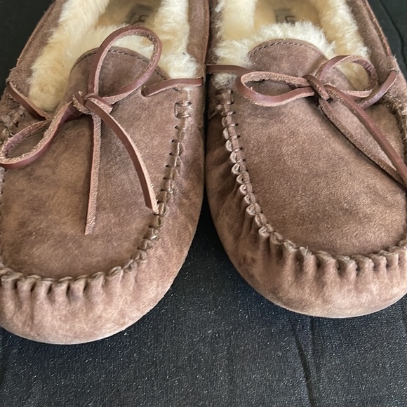 Gently used excellent condition ugh slippers - Picture 7 of 7